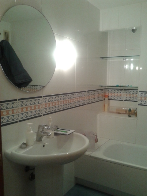 Imagen de un baño antes de ser reformado Imagen de un baño antes de ser reformado