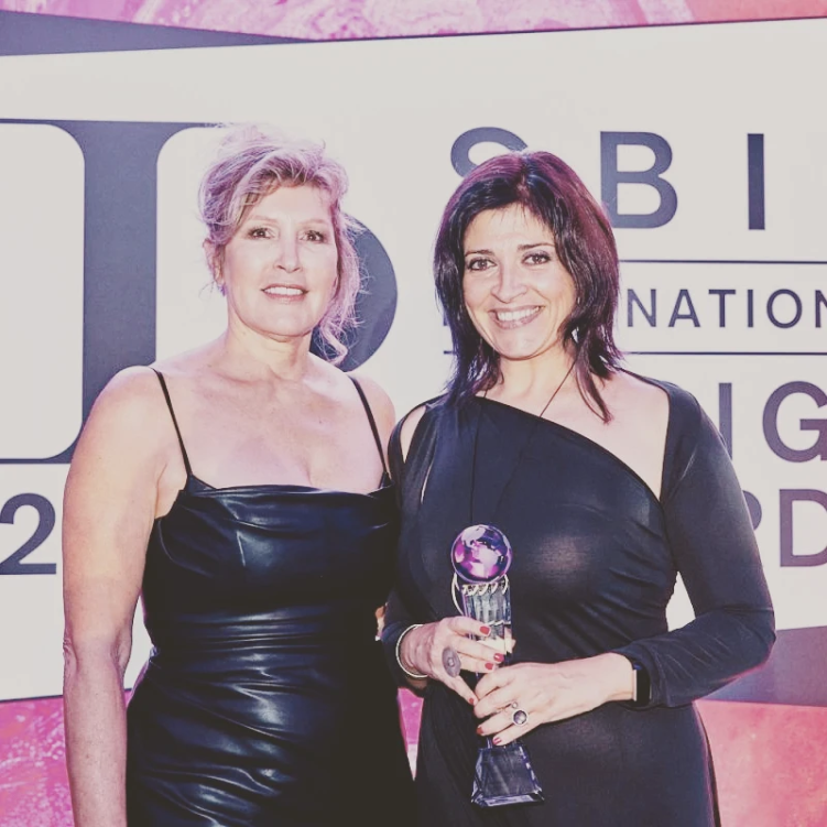 Clara Lleal interiorista con el trofeo Overall Winner en los SBID con el proyecto Casa Galería de Arte. Clara Lleal interiorista con el trofeo Overall Winner en los SBID con el proyecto Casa Galería de Arte.