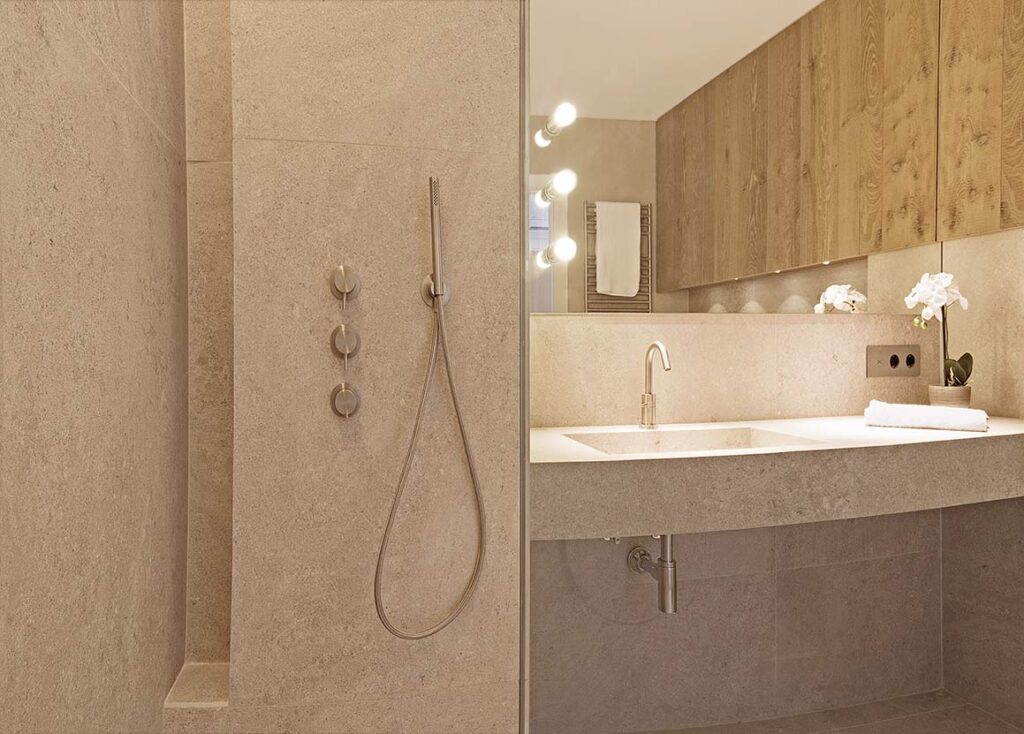 Detalle de las ducha de la reforma de un baño en Tiana Detalle de las ducha de la reforma de un baño en Tiana