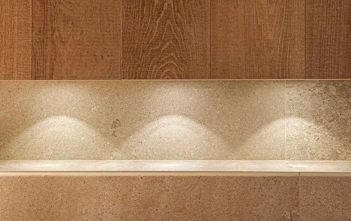Detalle de las luces de la reforma de un baño en Tiana Detalle de las luces de la reforma de un baño en Tiana