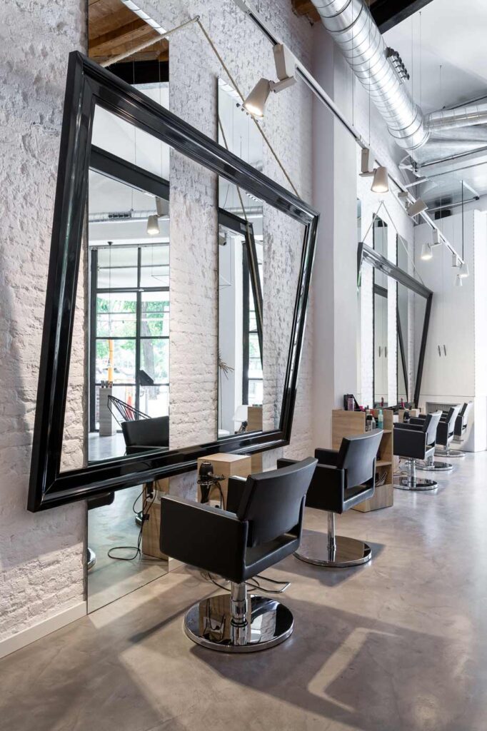 Noguera Hair & Art Salon vista del detalle de los espejos Noguera Hair & Art Salon vista del detalle de los espejos