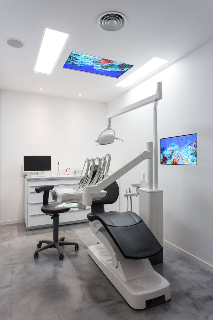 Detalle de la silla odontológica del proyecto de interiorismo de la Clínica Barrado Detalle de la silla odontológica del proyecto de interiorismo de la Clínica Barrado