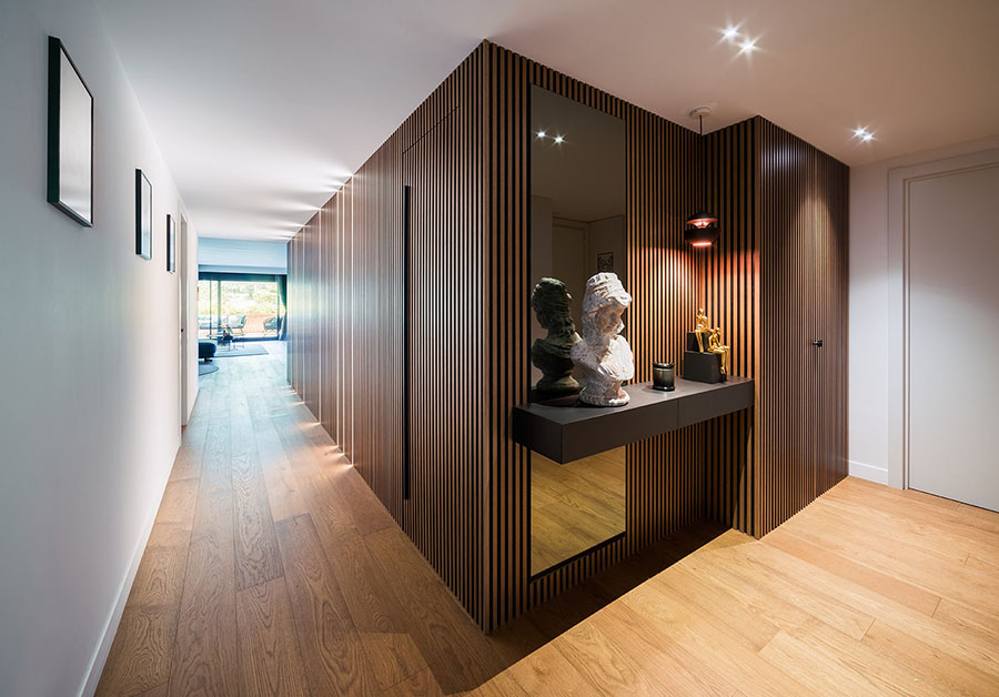 Entrada del piso en Sant Cugat del Vallés con madera listada