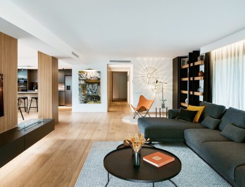 Diseño de interiores en un piso que destaca por el uso de listones de madera y donde predomina el negro, combinado con blanco