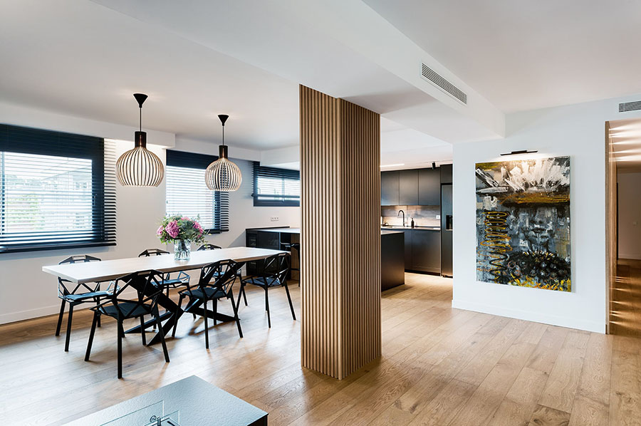 Vista general de la mesa del comedor del piso en Sant Cugat del Vallés