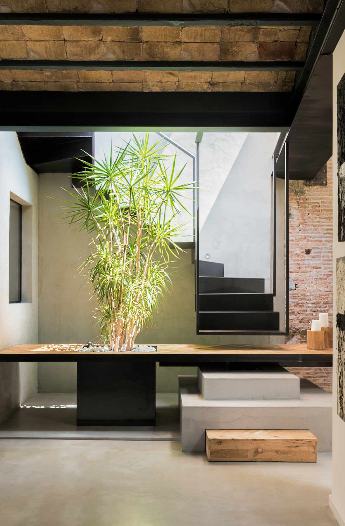 Vista de l’escala i la taula de menjar de la Casa Galeria d’Art de l’escultor Juanma Noguera Vista de l'escala i la taula de menjar de la Casa Galeria d'Art de l'escultor Juanma Noguera