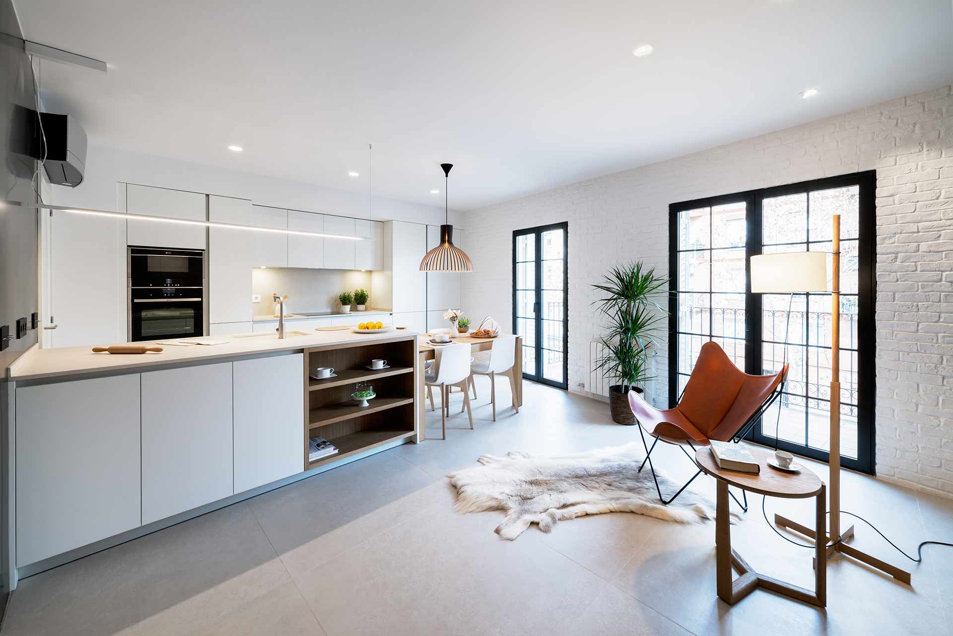 Vista de la cuina menjador d’un pis reformat a Badalona Vista de la cuina menjador d'un pis reformat a Badalona