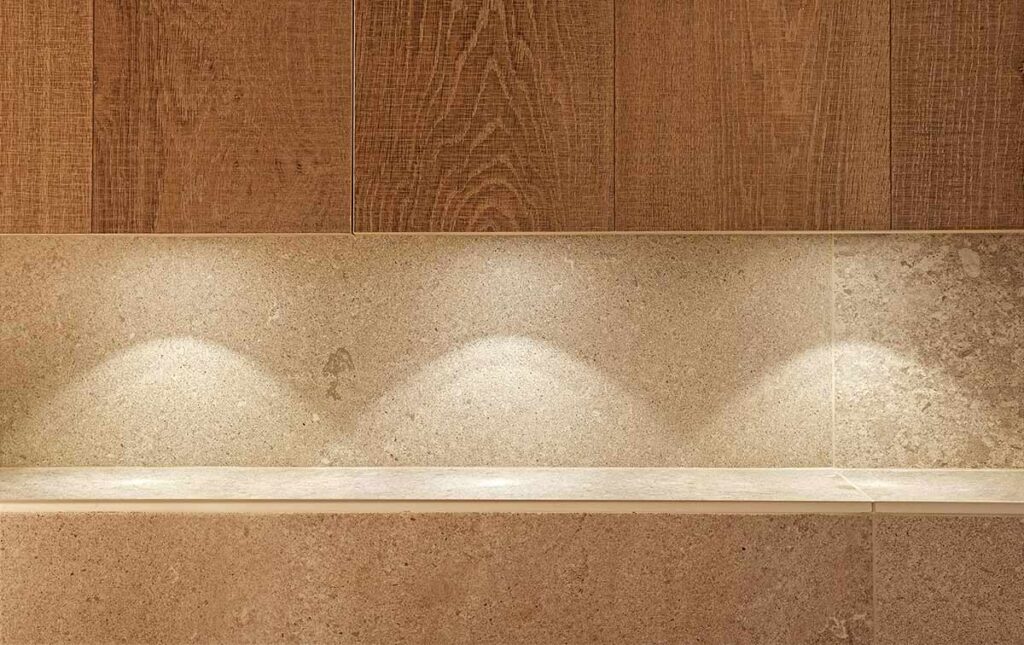 Detall de les llums de la reforma d’un bany a Tiana Detalle de las luces de la reforma de un baño en Tiana