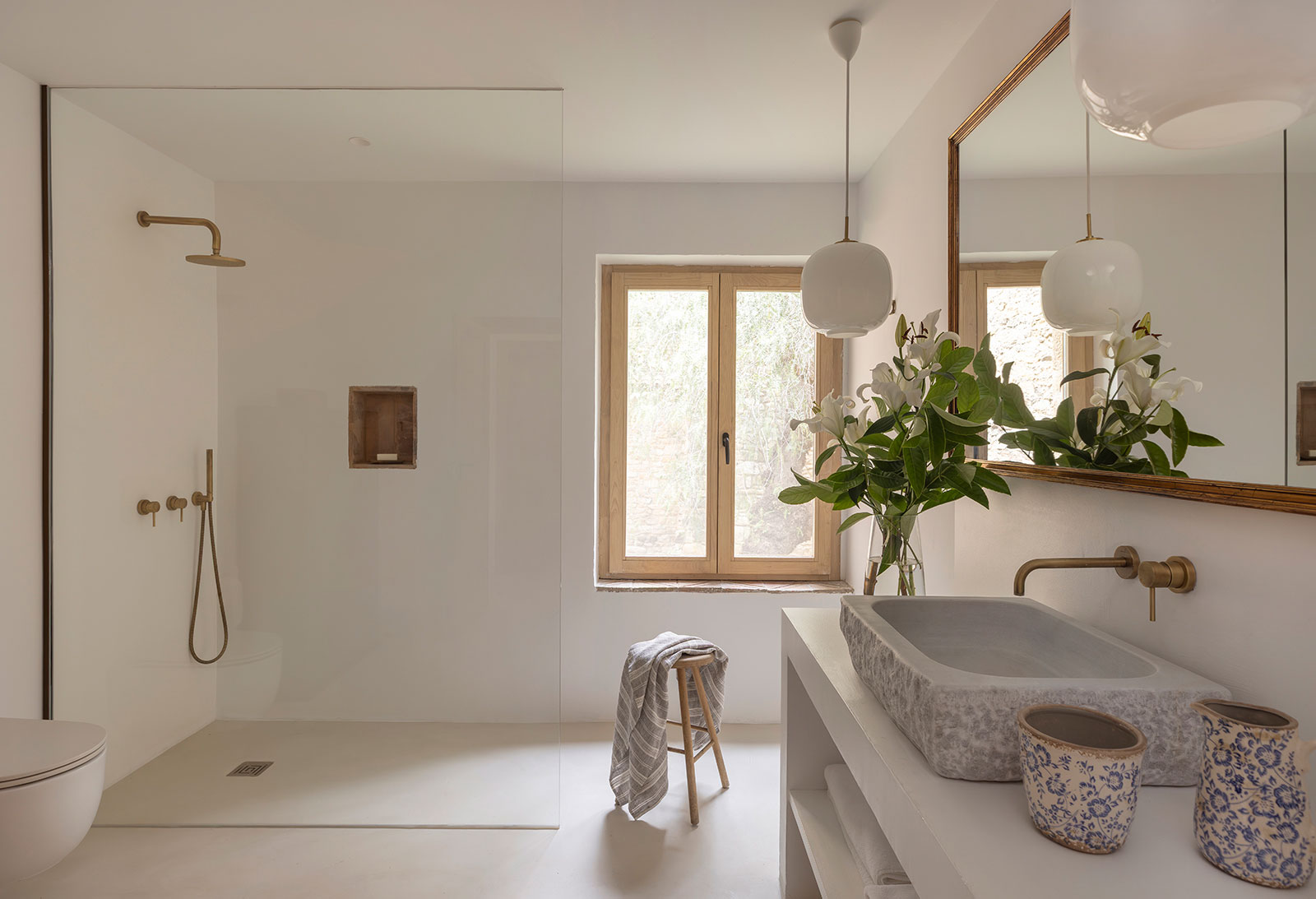 Baño con microcemento, lavabo de mármol y grifería empotrada Baño con microcemento, lavabo de mármol y grifería empotrada