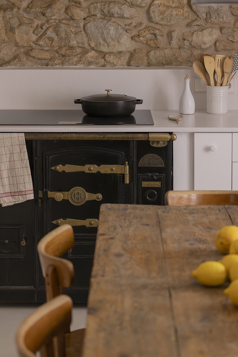 Cocina económica de hierro fundido integrada en una cocina contemporánea
