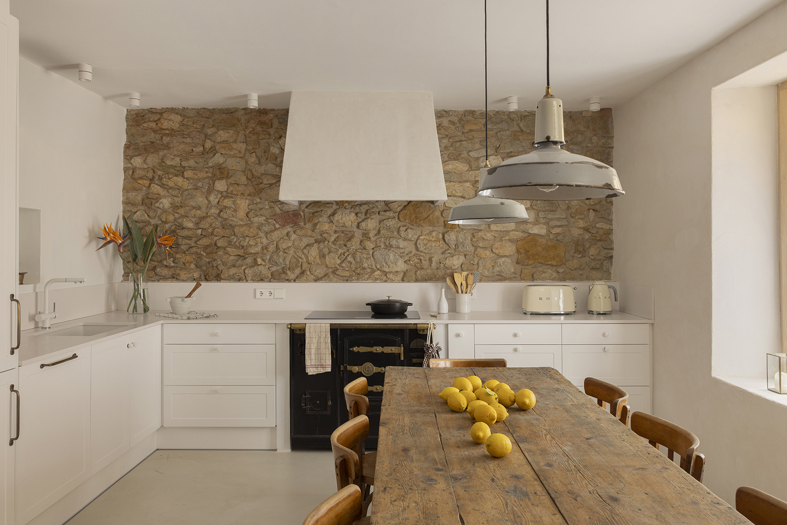 Cocina con pared de piedra vista en casa histórica de Vulpellac