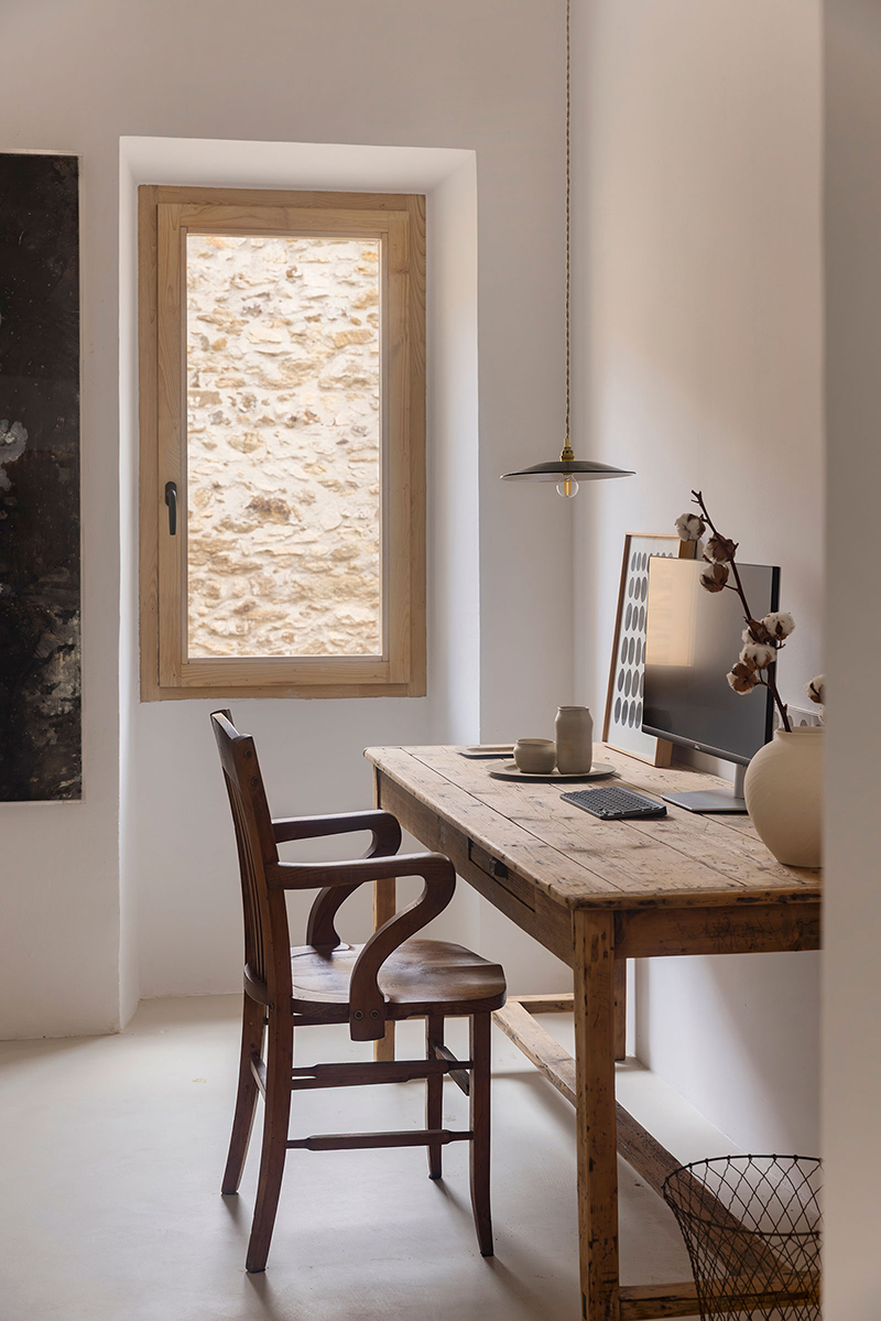 Despacho con luz natural, mobiliario vintage y carpintería de madera