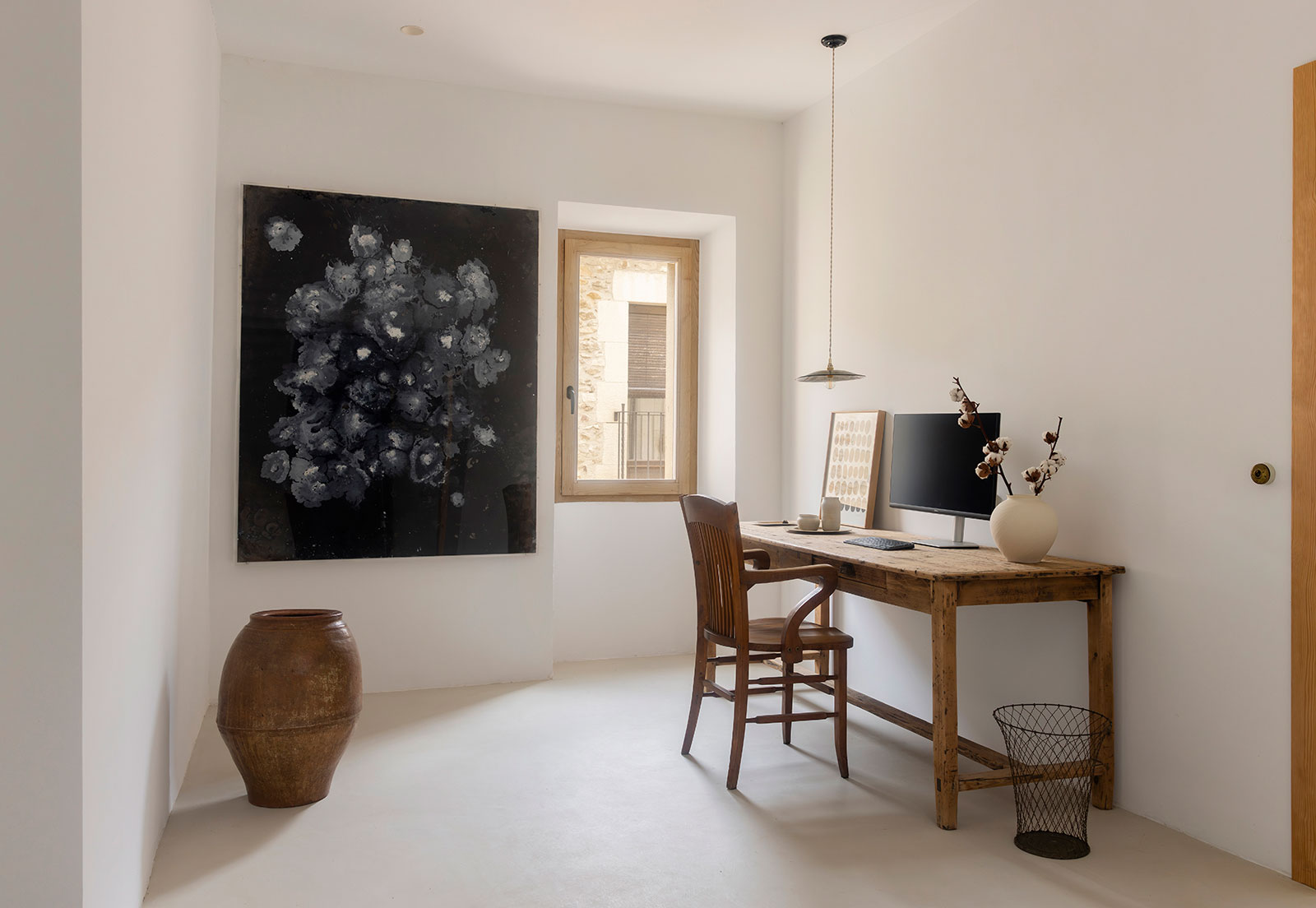 Despacho con mesa vintage y obra de arte en casa histórica reformada Despacho con mesa vintage y obra de arte en casa histórica reformada