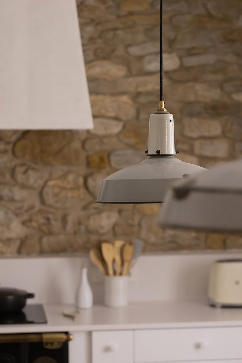 Detalle de lámparas vintage en cocina con piedra vista Detalle de lámparas vintage en cocina con piedra vista