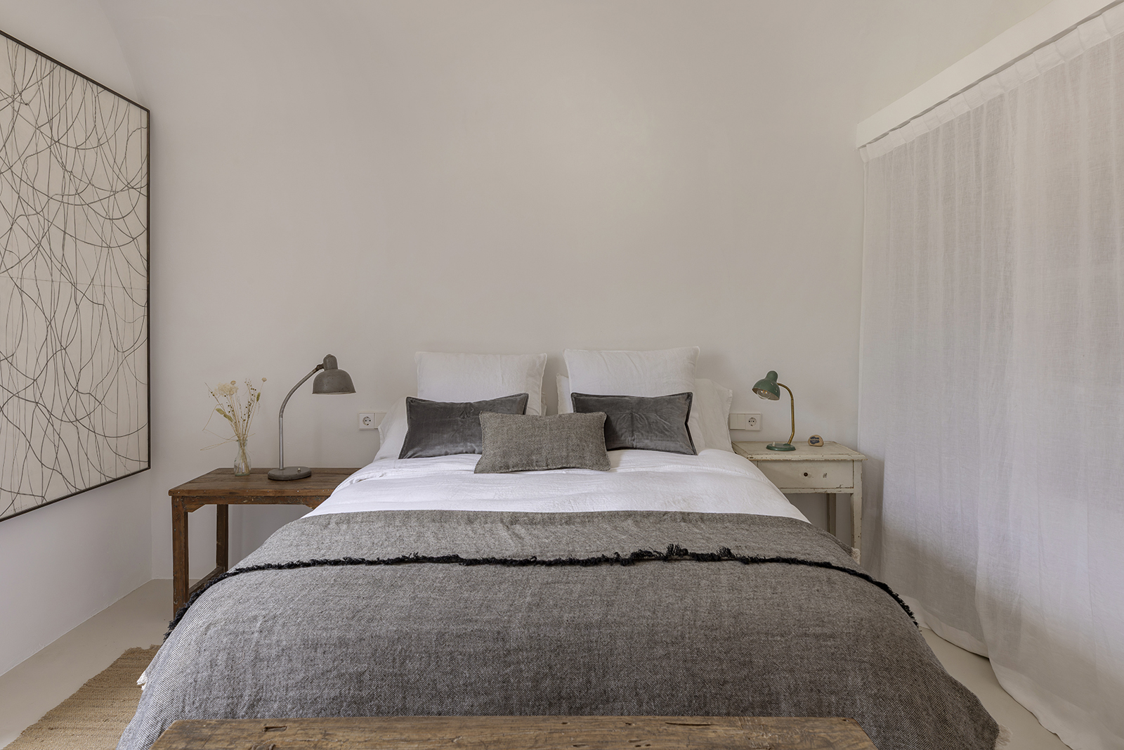 Dormitorio suite con paleta neutra, luz natural y piezas escogidas Dormitorio suite con paleta neutra, luz natural y piezas escogidas