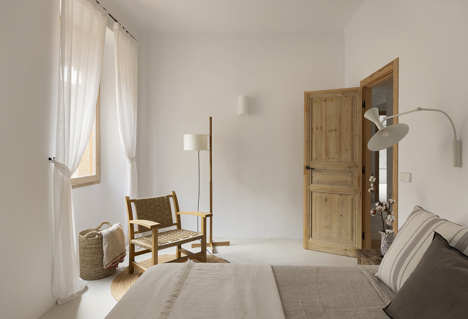 Dormitorio con mobiliario vintage, luz natural y tonos blancos Dormitorio con mobiliario vintage, luz natural y tonos blancos