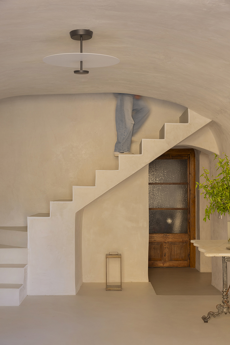 Escala de microciment en una casa històrica reformada a Vulpellac Escala de microciment en una casa històrica reformada a Vulpellac