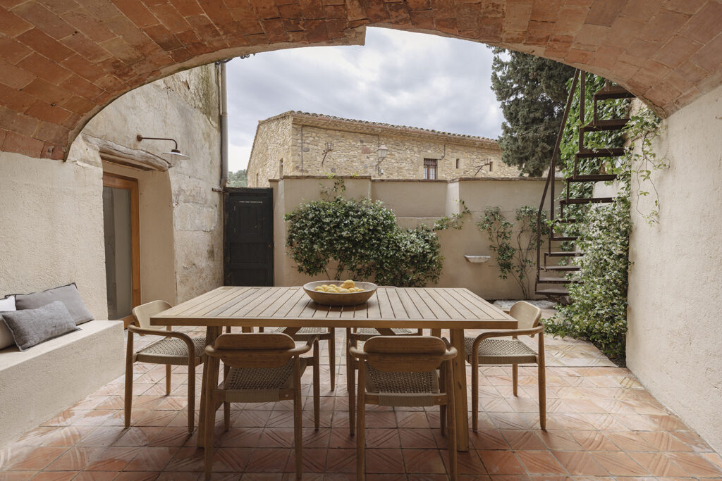 Patio con bóveda de tocho visto y mobiliario exterior de madera Patio con bóveda de tocho visto y mobiliario exterior de madera