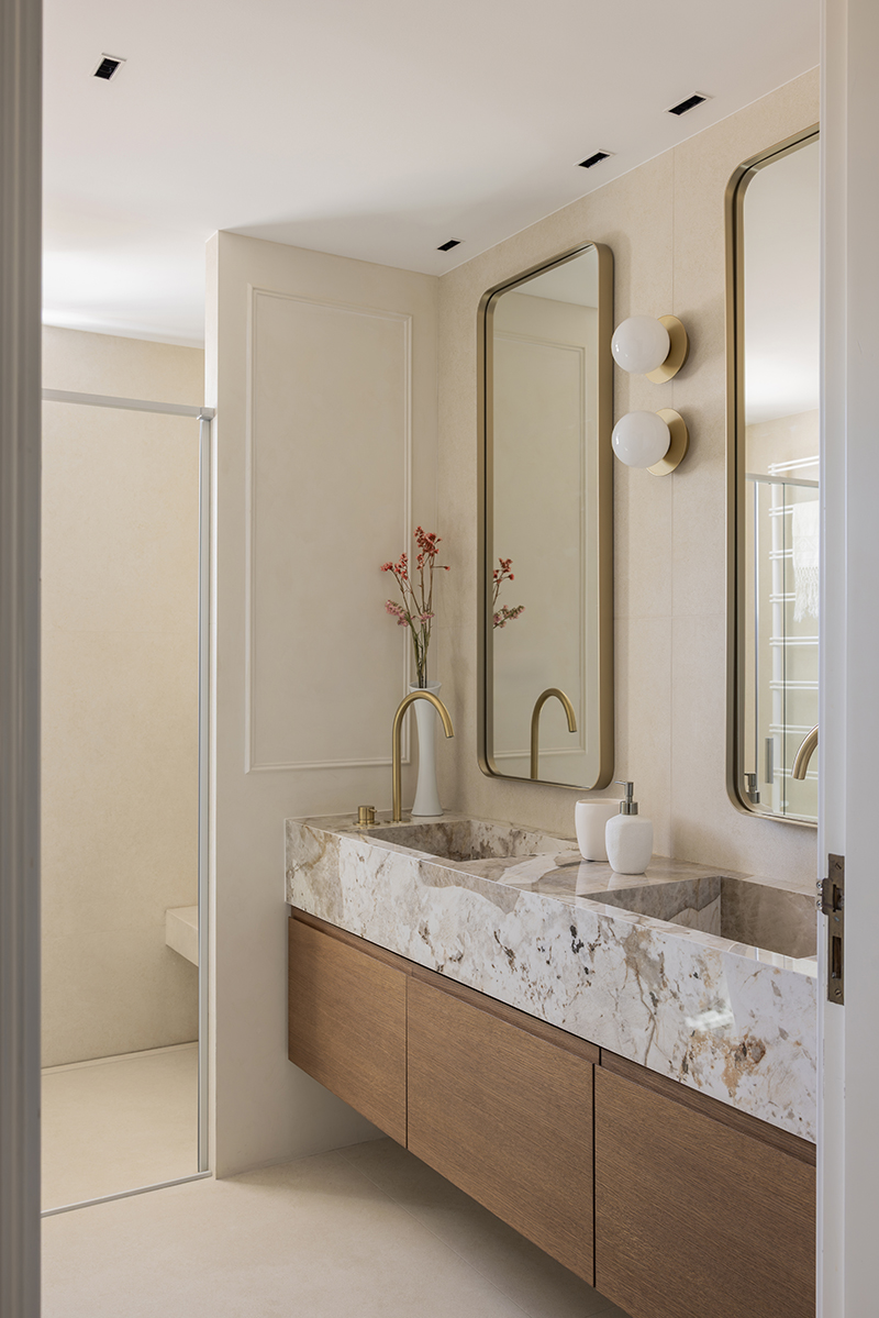 Baño con doble lavabo integrado en encimera de porcelánico Baño con doble lavabo integrado en encimera de porcelánico