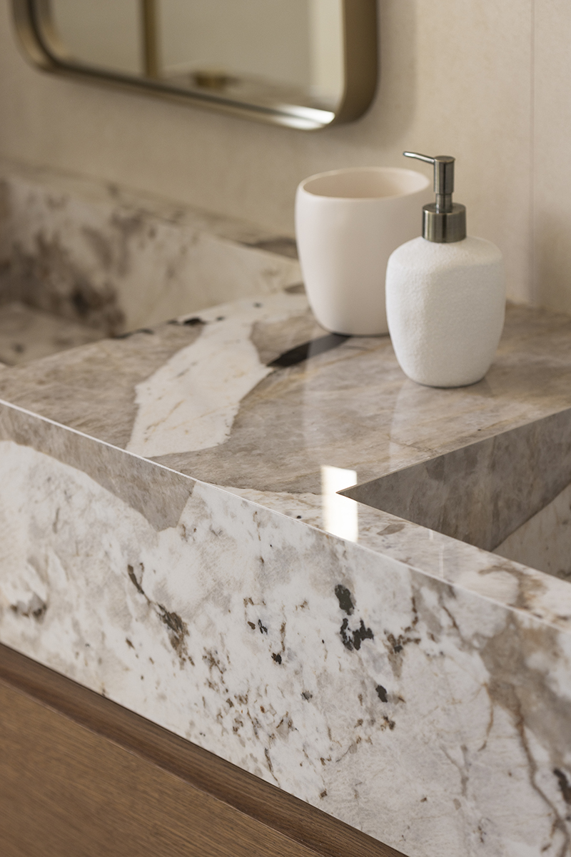 Detalle de encimera de porcelánico en baño de diseño Detalle de encimera de porcelánico en baño de diseño